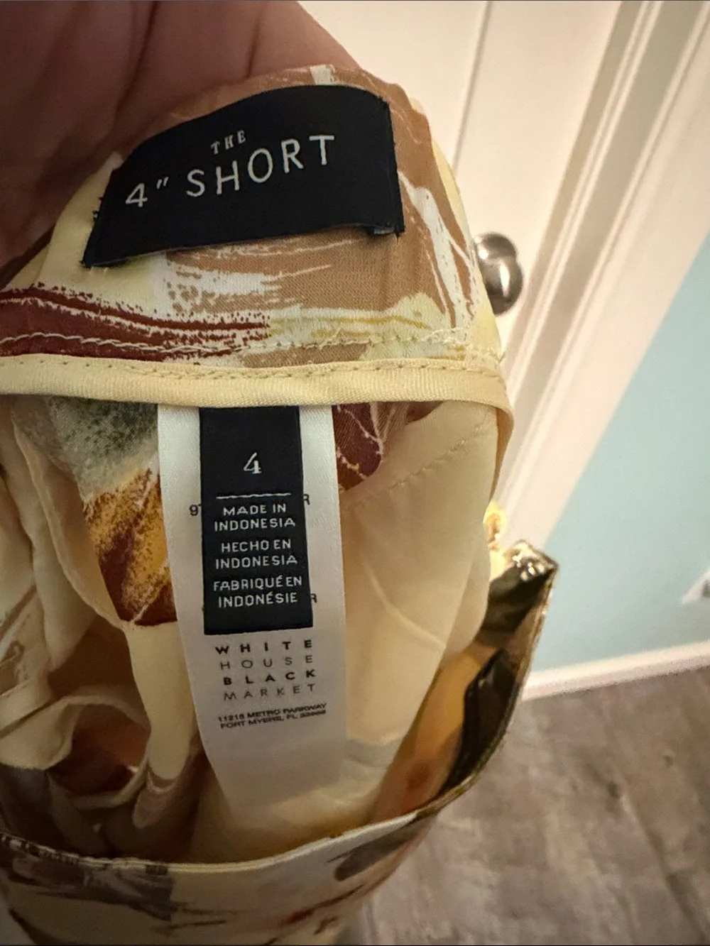 White House Black Market 4” Short Tropical Floral Satin Yellow Women’s Shorts
